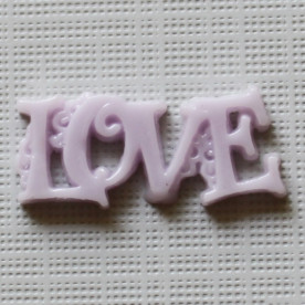 Пластиковое украшение "Love" сиреневого цвета, 23х10 мм