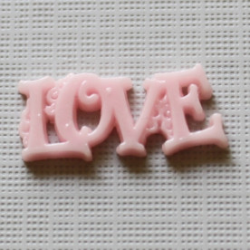 Пластикове прикраса "Love" рожевого кольору, 23х10 мм