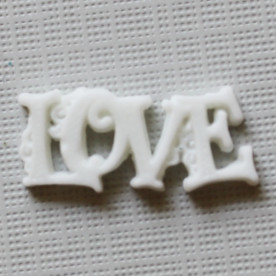 Пластиковое украшение "Love" белого цвета, 23х10 мм