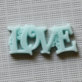 Пластиковое украшение "Love" голубого цвета, 23х10 мм