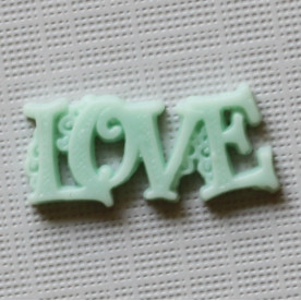 Пластиковое украшение "Love" ментолового цвета, 23х10 мм