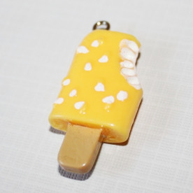 Пластиковая подвеска "Эскимо" желтого цвета, 44х20х11 мм, 1 шт