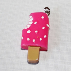 Пластиковая подвеска "Эскимо" ярко-розового цвета, 44х20х11 мм, 1 шт