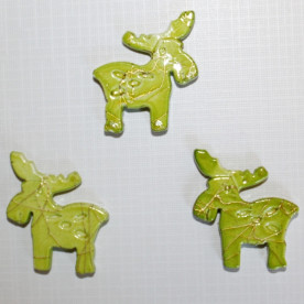 Пластиковая бусина "Лось" зеленого цвета, 35х34х5 мм, 1 шт