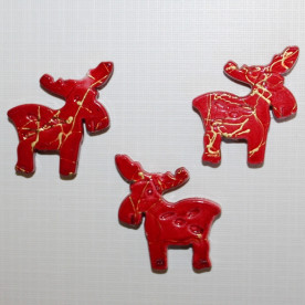 Пластикова намистина "Лось" червоного кольору, 35х34х5 мм, 1 шт