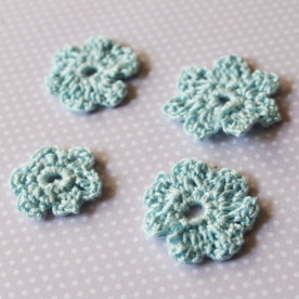 Набор вязаных цветочков голубого цвета, 2 - 3 см, 4 шт