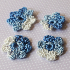 Набір в'язаних квіточок біло-синього кольору, 2 - 3 см, 4 шт