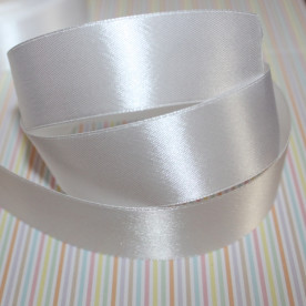 Атласная лента белого цвета, длина 90 см, ширина 25 мм.