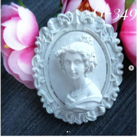 Прикраса з гіпсу, Брошка з дамою 349, 55х45 мм, Decor Kram