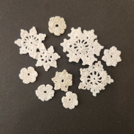 Набор в'язаного декору Сніжинки, 2-5 см, 10 шт., колір білий - срібло