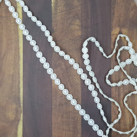 Лента из бусин, Цветочки, кремовый, 1м