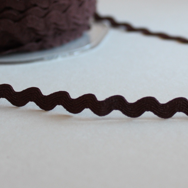 Тасьма Зіг-заг коричневого кольору, ширина 5 мм, довжина 90 см