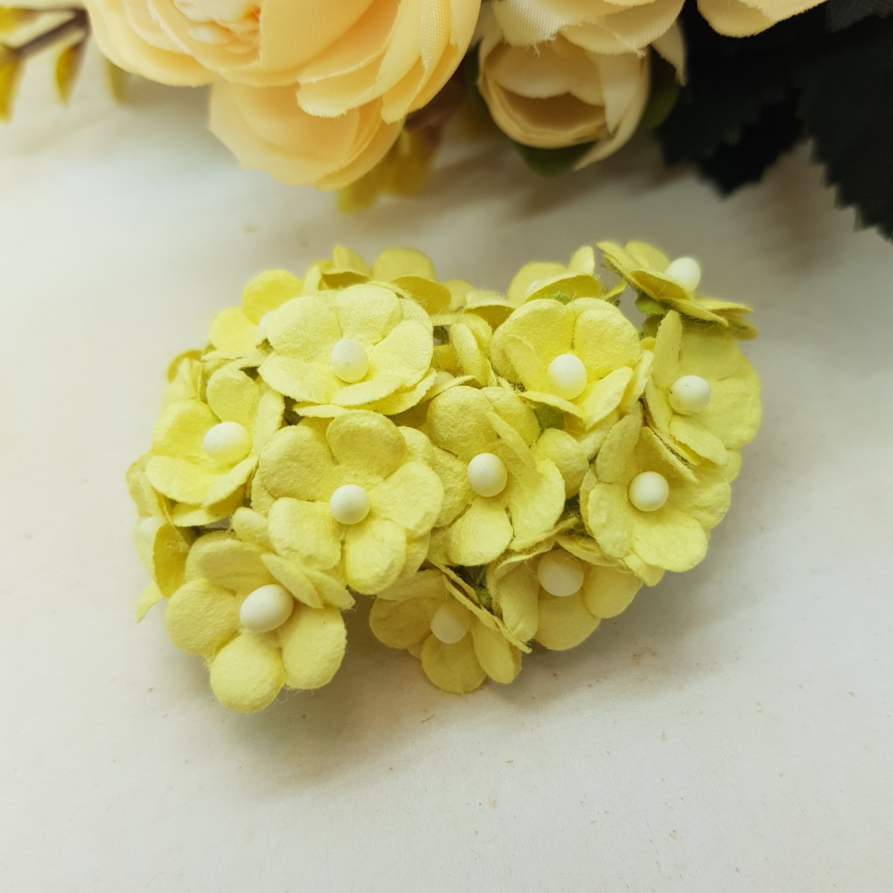 Набор из 10 декоративных цветков Sweetheart бледно желтого цвета, 15 мм