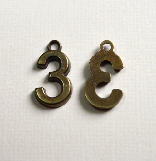 Металлическая подвеска цифра "3", 18*10 мм , 1 шт, античная бронза