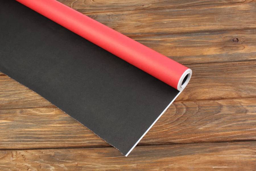Упаковочная бумага в рулоне, красный, черный, 9 м, 70 см, 80 г/м²