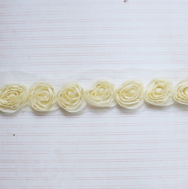 Лента с объемными розами, ширина цветка 4 см, длина 30 см,  кремовая
