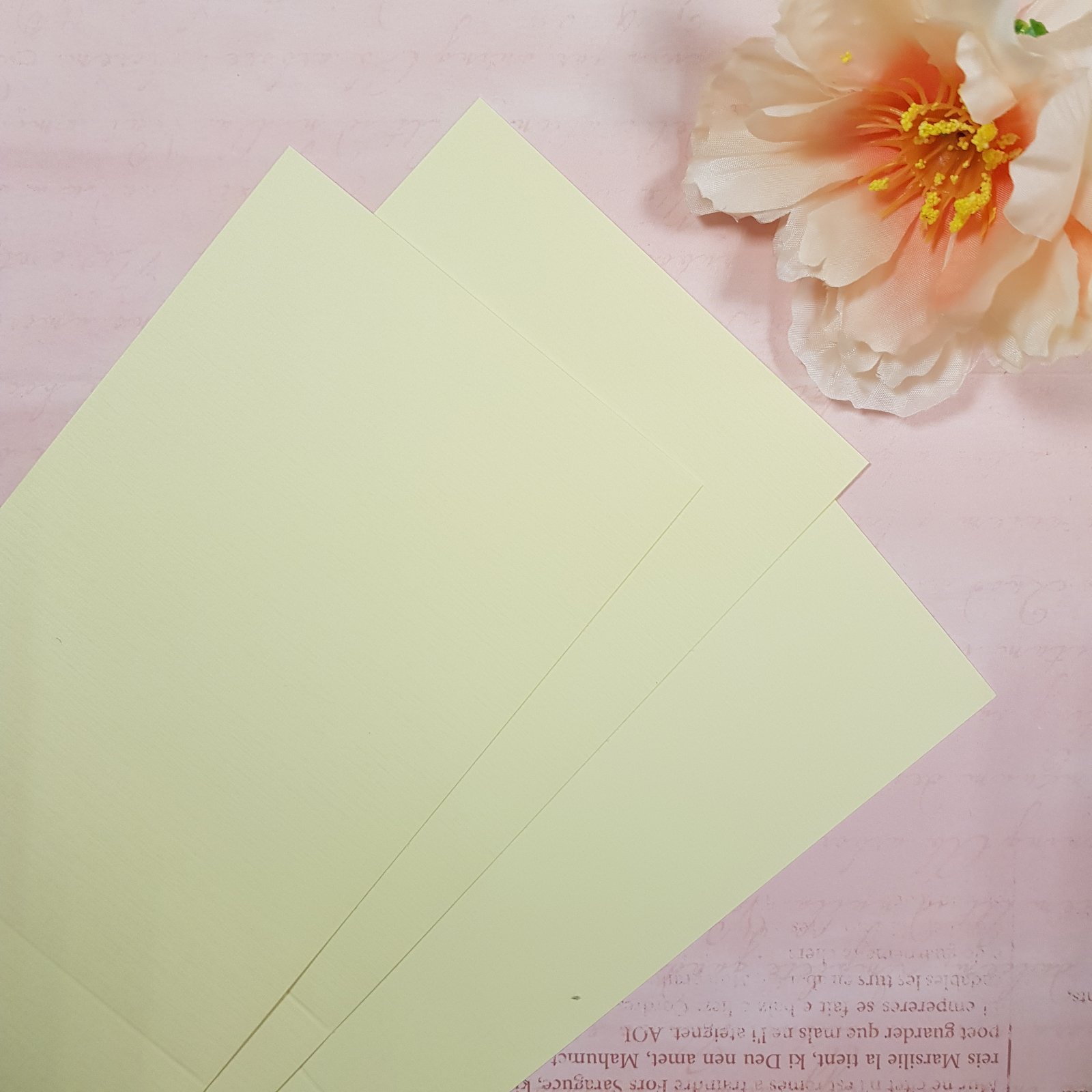 Заготівля для листівки, вертикальна, блідо-жовтий, текстура льон, 290 г / м2, 10х15 см