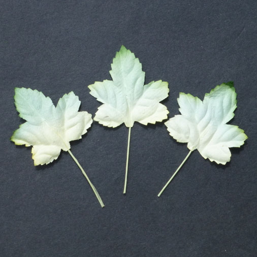 Набор 10 декоративных листиков клена бело-зеленого цвета размером 30 мм