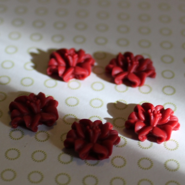 Кабошон Лилия темно-красного цвета, 13 мм, 1 шт