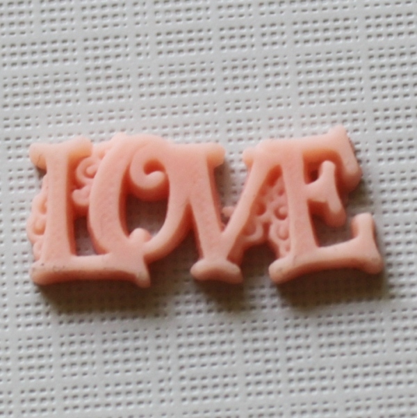 Пластиковое украшение "Love" кораллового цвета, 23х10 мм