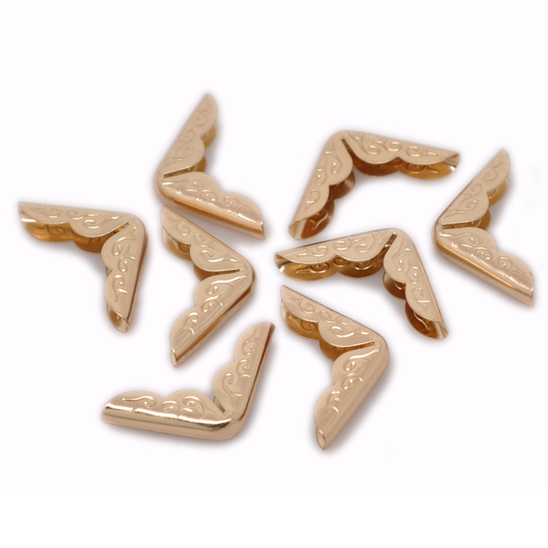 Декоративные уголки цвета золота, 30х21х5 мм, 8 шт