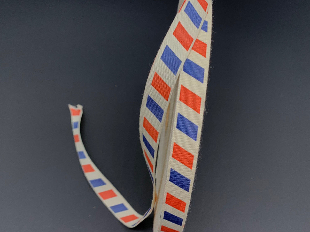 Стрічка декоративна з візерунком, 1,5 см, червоно-синій, 1м