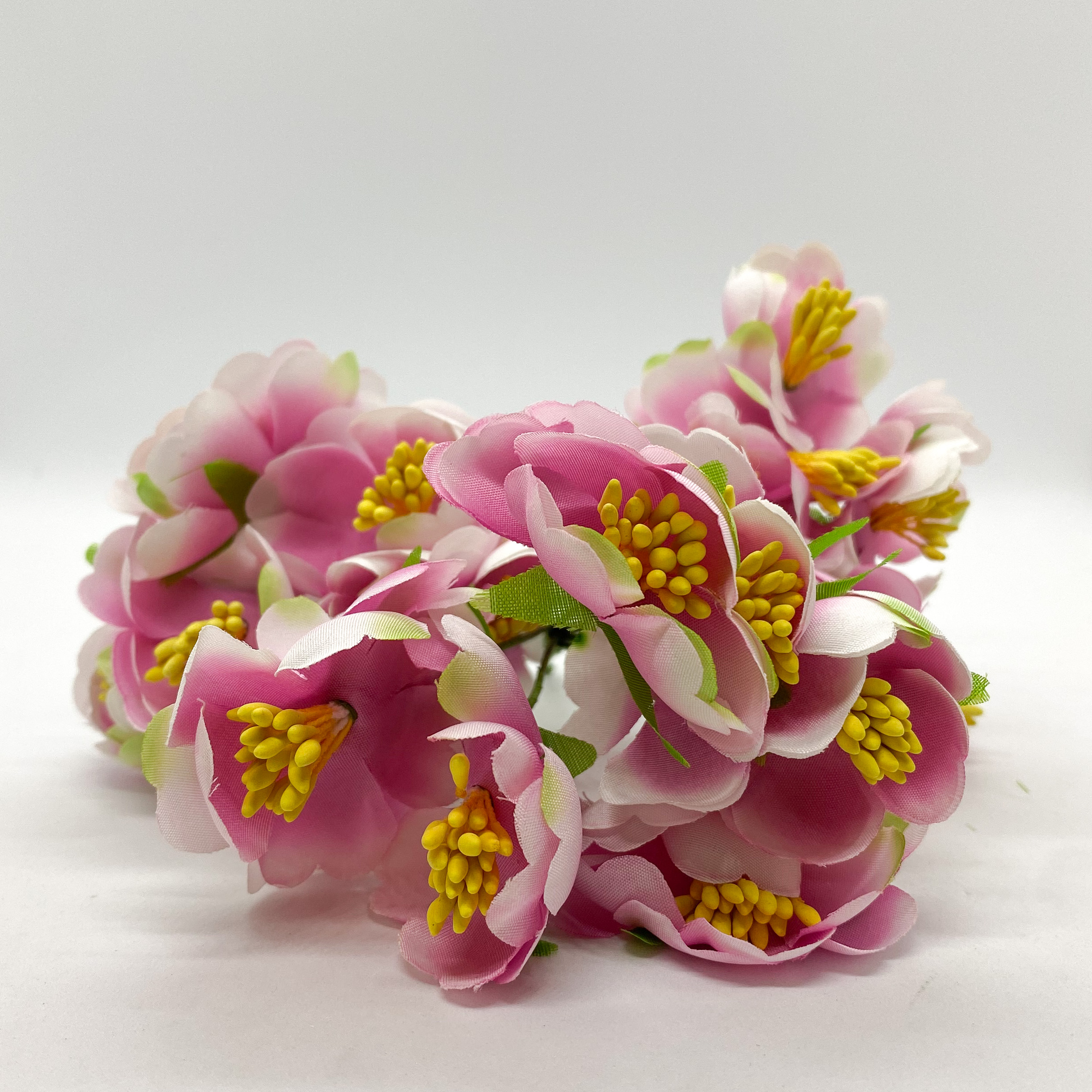 Набор тканевых декоративных цветочков, розовый с зеленым, 6 шт.