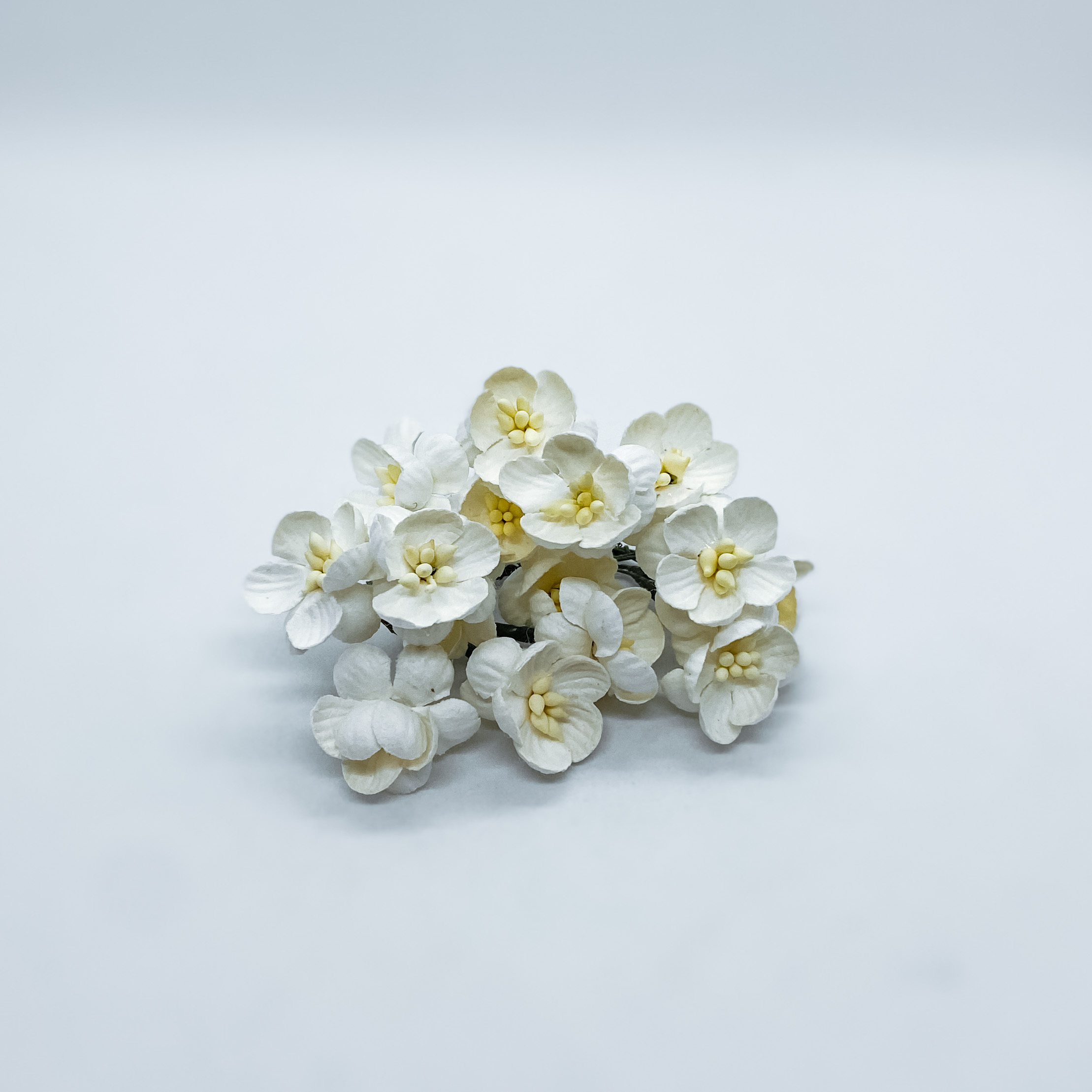 Набор  декоративных цветков вишни белого цвета 5 шт.