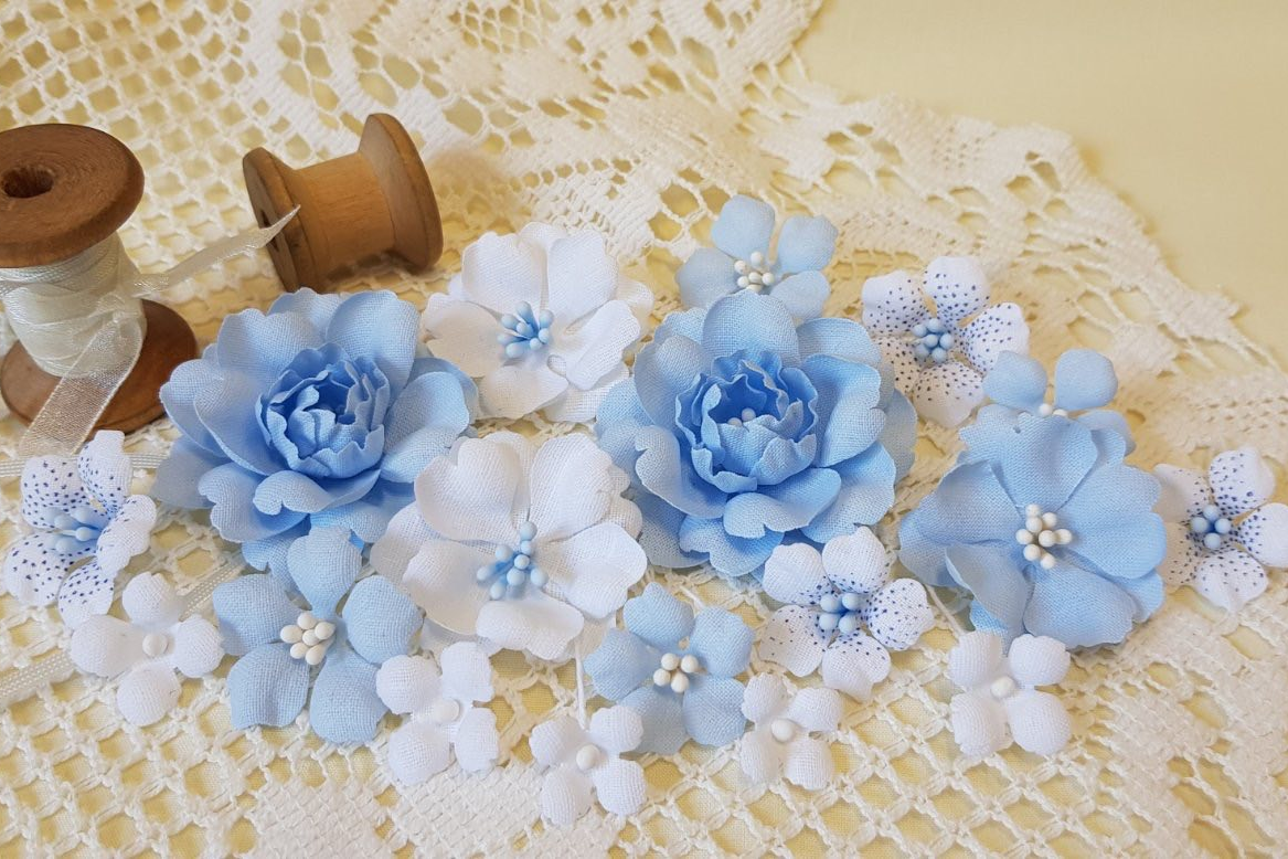 Набір декоративних тканинних квітів, блакитний з білим, 1,5 см - 4,5 см, 18 од,